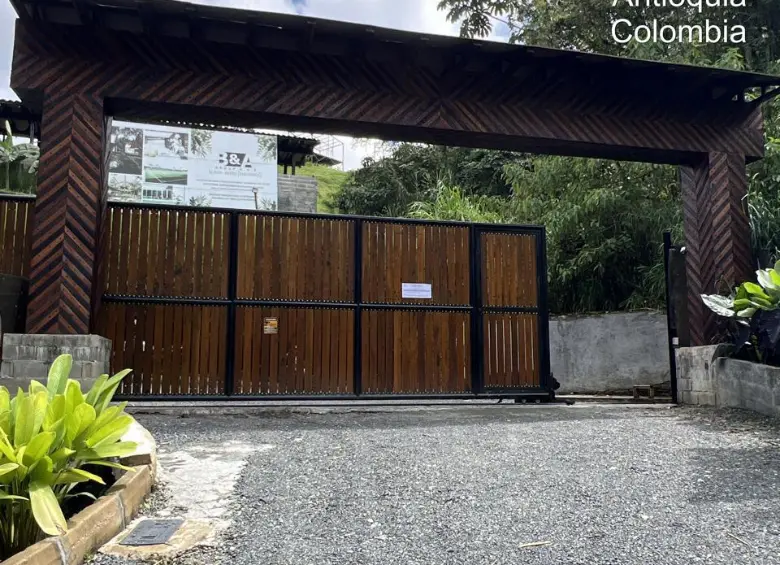 Obras suspendidas en el lote Las Brisas, del exgobernador Luis Pérez. FOTO: CORTESÍA