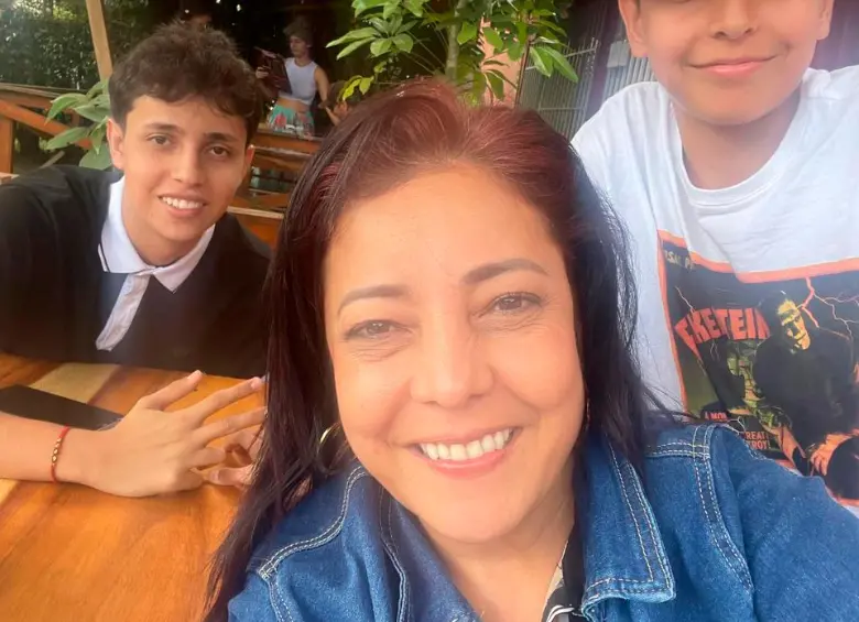 Marcela, con sus hijos Miguel y Santiago. FOTO CORTESÍA
