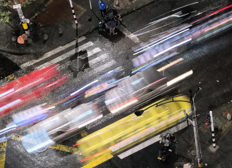 El teléfono integra un sistema que ayuda a hacer fotografías de larga exposición tanto en escenas de día como de noche.