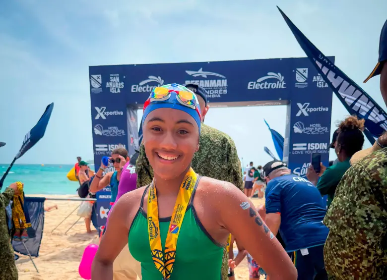 Momento en el que Sofía alcanzó el segundo lugar en el OceanMan de San Andrés. Foto: Cortesía Erika Castro.