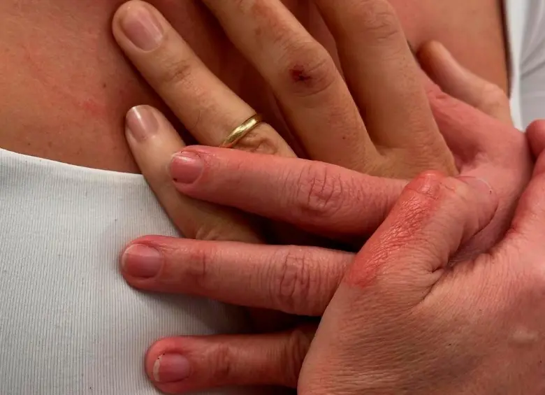 María Claudia Tarazona publicó esta fotografía en internet, sosteniendo la mano de su esposo Miguel Uribe Turbay, y pidiendo apoyo con oraciones. FOTO cortesía