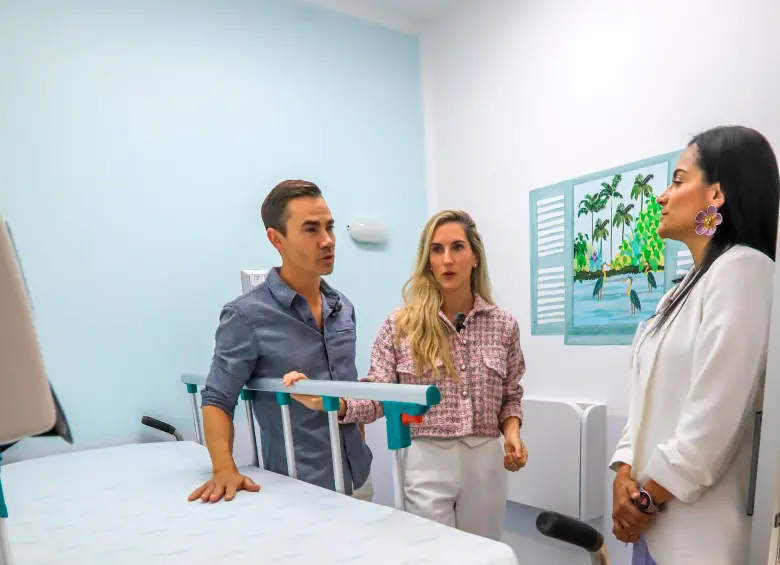 Camilo Villegas y su esposa María, junto a Ana Milena Betancur, directora del Hospital Infantil San Vicente Fundación. FOTO esneyder gutiérrez 