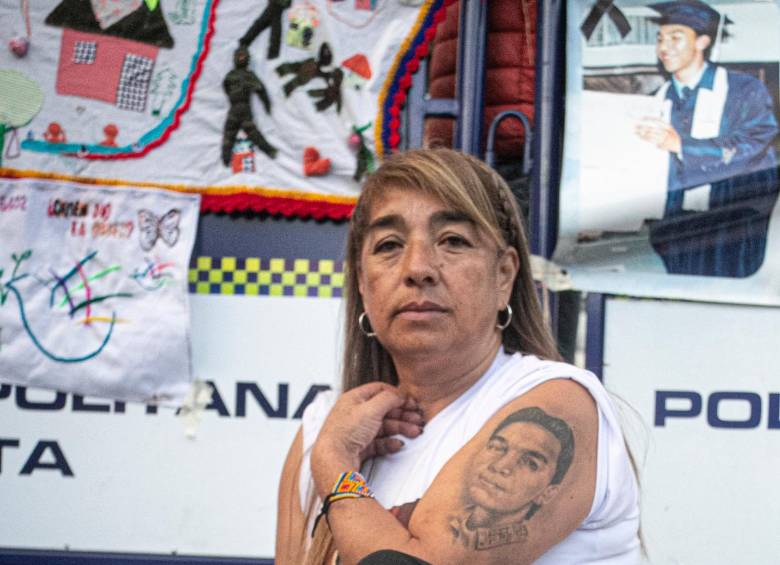 Beatriz Méndez, con los zapatos de su hijo y un tatuaje de su rostro, en la plaza de Bolívar durante el acto de excusas públicas el pasado 3 de octubre. Foto: Cortesía Paula Dpablos.