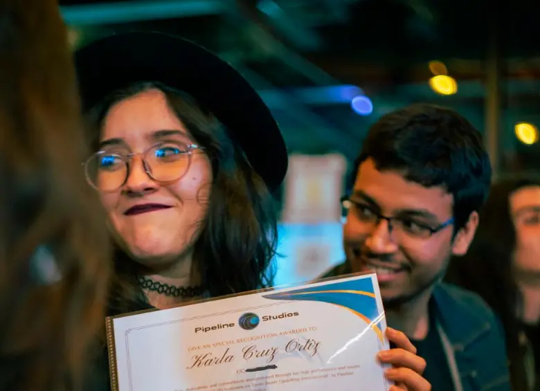 En la foto, Karla Cruz, beneficiaria del Centro de Empleo para la Industria Digital de Comfama