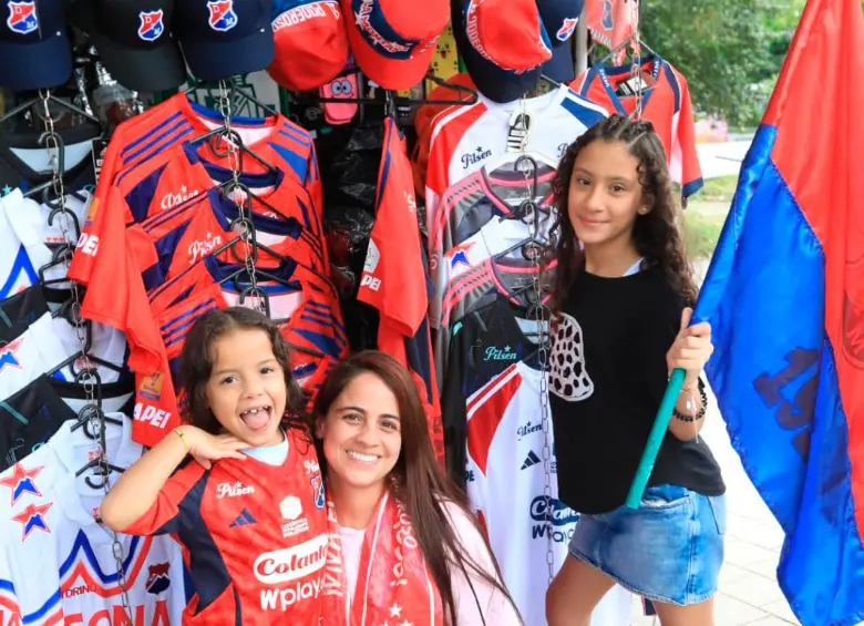 Los hinchas aprovecharon ayer para comprar los últimos accesorios. FOTO esneyder gutiérrez
