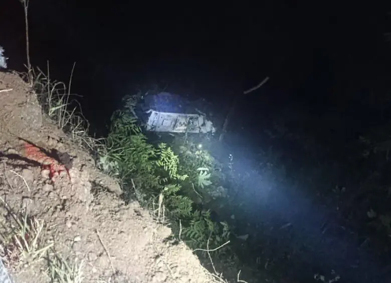 Imagen del bus en el precipicio en vía que conduce de Remedios a Segovia. Foto: cortesía