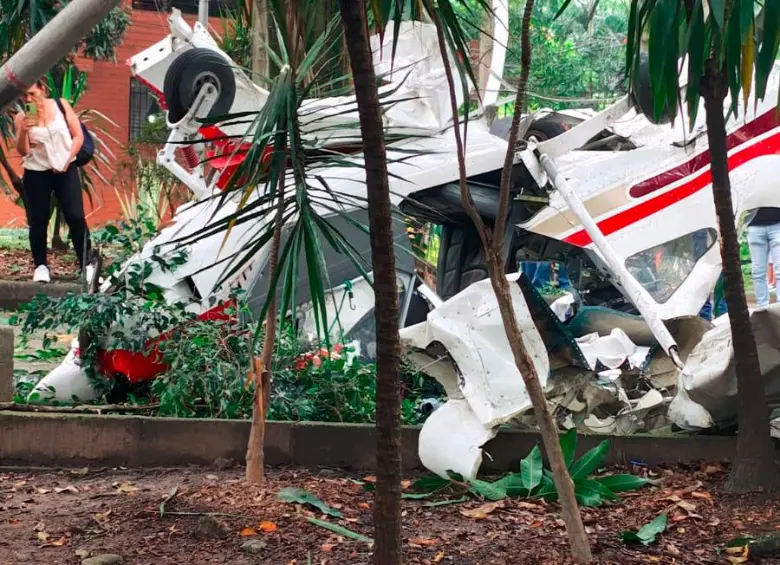 Esta es la avioneta precipitada en el barrio Estadio, de Medellín, en la tarde de este viernes. Las autoridades desconocen las causas por las cuales se accidentó. FOTO: CORTESÍA