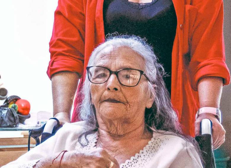 Luz Dary es la hija que se hace cargo de los cuidados de Fidelina. Ambas criaron a sus respectivos hijos sin la ayuda paterna. FOTO Julio Herrera