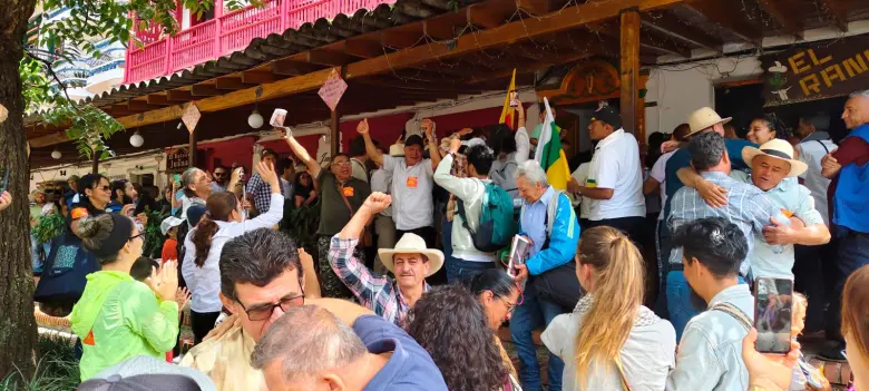 Así recibieron la decisión decenas de habitantes del pueblo. FOTO Cortesía Óscar Castaño