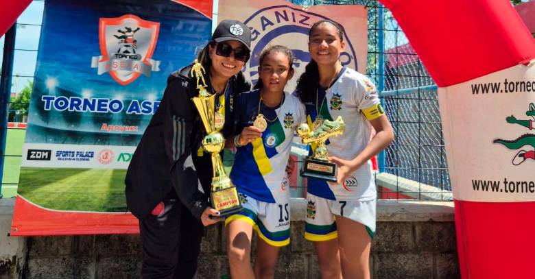 La entrenadora Sandra Narváez con las hermanas Baldovino Vásquez, Delsy y María Alejandra, quienes jugaron juntas en el torneo Asefal en Barranquilla. FOTO CORTESÍA 