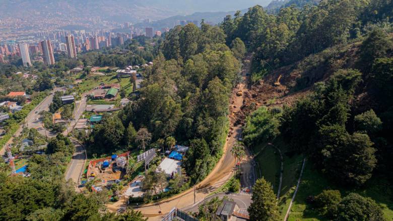 En el lugar afectado trabajan sin descanso con maquinaria amarilla, removiendo material y tratando de estabilizar para reabrir la vía. FOTOS Cortesía Alcaldía de Medellín