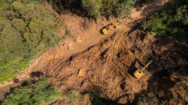 En Los Balsos sigue el riesgo: rocas grandes e infiltración de aguas han impedido habilitar vía tras deslizamiento