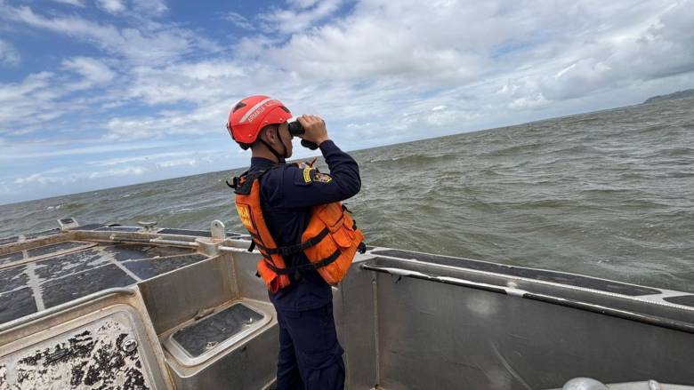 La embarcación se volcó en el municipio de Turbo. Guardacostas están buscando a un pescador que permanece desaparecido. FOTO: Cortesía