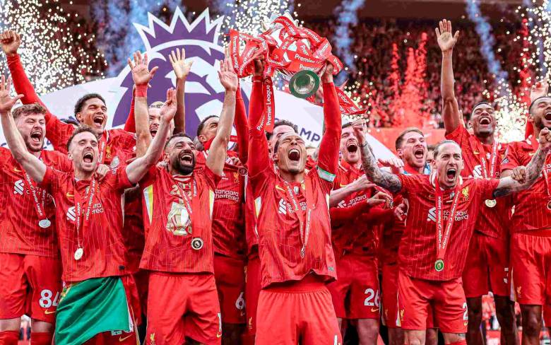 El equipo del colombiano Luis Díaz, celebró el título y recibió la corona que lo exalta como el campeón de la Premier League. FOTO TOMADA X @premierleague