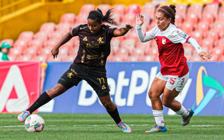 Santa Fe femenino tomó la decisión de jugar los próximos duelos como local sin público, mientras se define los resultados de la investigación por actos de racismo. Imagen de referencia. FOTO: Tomada de X @AmericaCaliFem