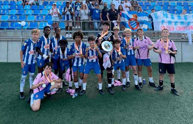 Estos son los jugadores de las categorías menores del RCD Espanyol que dan ejemplo de equidad e igualdad en el fútbol base. FOTO TOMADA X @RCDE_La21