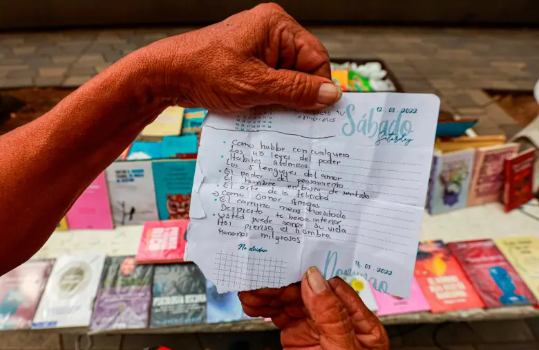 La historia de Heriberto, el peculiar librero de Medellín que no sabe leer ni escribir