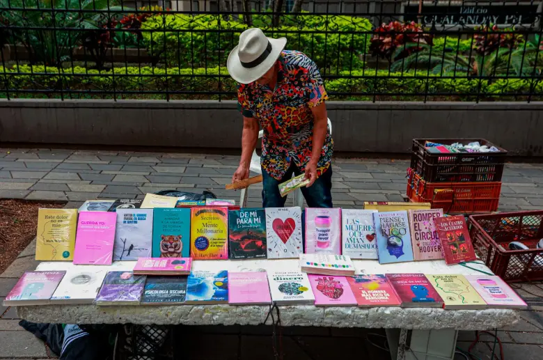 La historia de Heriberto, el peculiar librero de Medellín que no sabe leer ni escribir