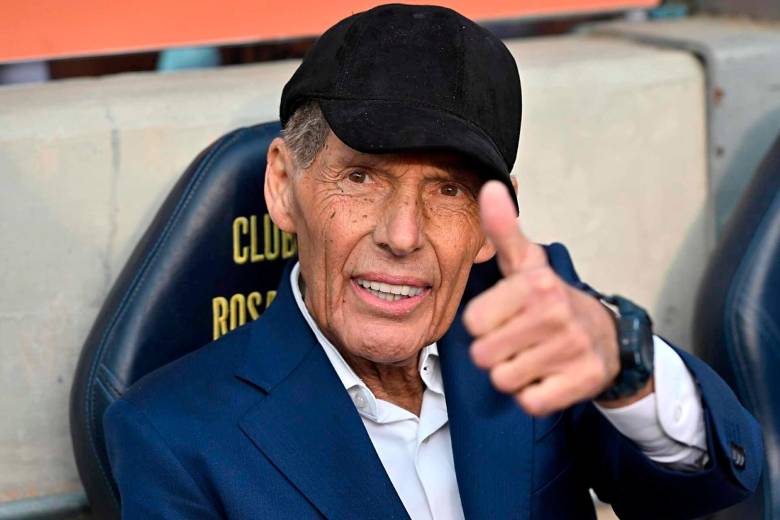 El entrenador Miguel Ángel Russo en su banco durante el juego entre Rosario y Boca Junior. FOTO GETTY