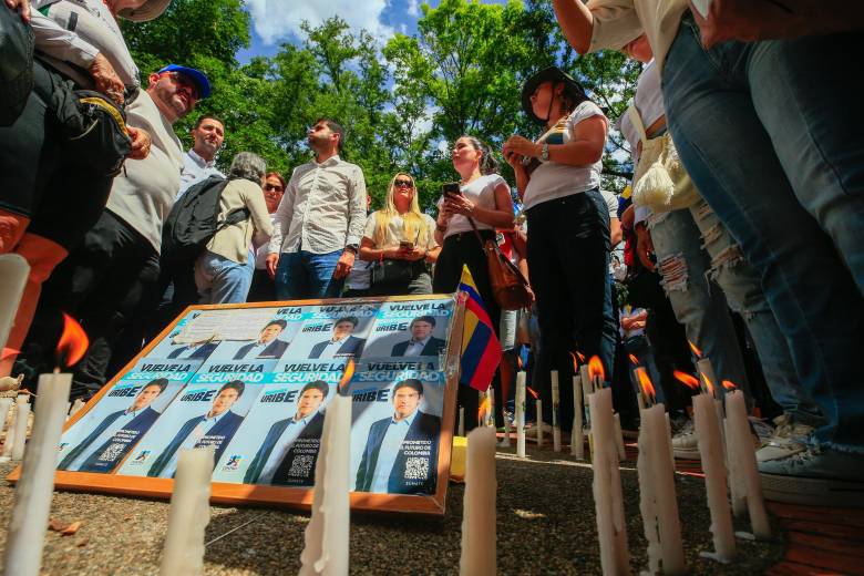 Desde el pasado 8 de junio, se han realizado varias concentraciones en Medellín en apoyo a la salud del senador Miguel Uribe, víctima de un atentado. En la imagen, concentración realizada en el parque de El Poblado. FOTO: Camilo Suárez Echeverry