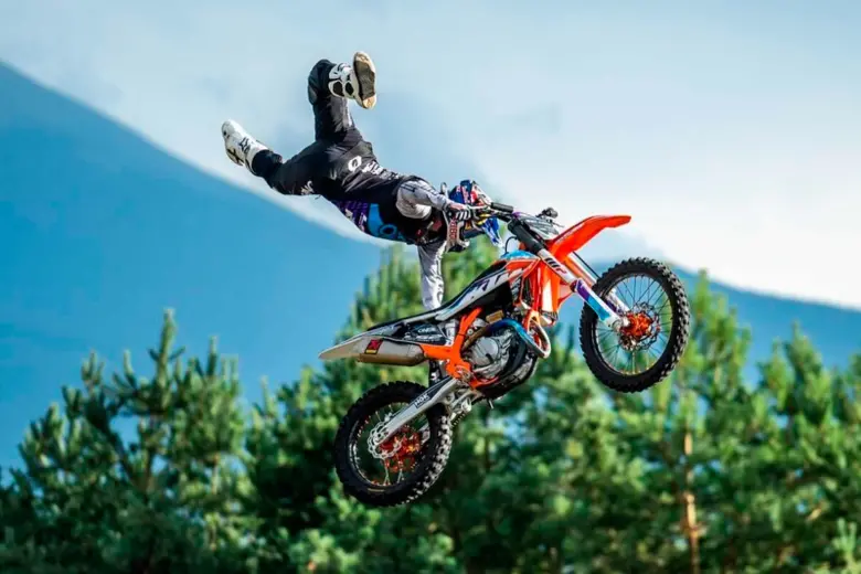 Video | Impresionante salto del medallista olímpico Luc Ackermann entre dos carros en movimiento 