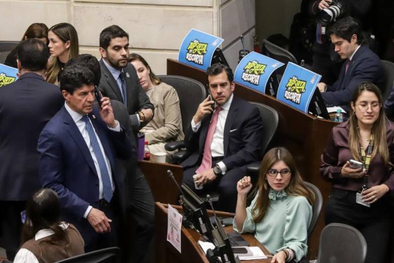Por horas se le vio al ministro del Interior, Rodrigo Lara, haciendo llamadas y reuniones para que el presupuesto se aprobara. FOTO Colprensa 