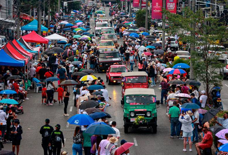 Desfile de autos clásicos y antiguos en Medellín 2025. FOTOS: MANUEL SALDARRIAGA