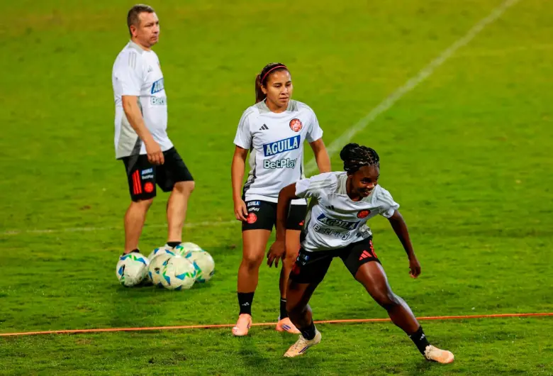 Linda Caicedo y Leicy Santos lideran la Selección Colombia femenina que este viernes se mide en el Atanasio Girardot a Perú, en el arranque de la Liga de Naciones. FOTO MANUEL SALDARRIAGA 