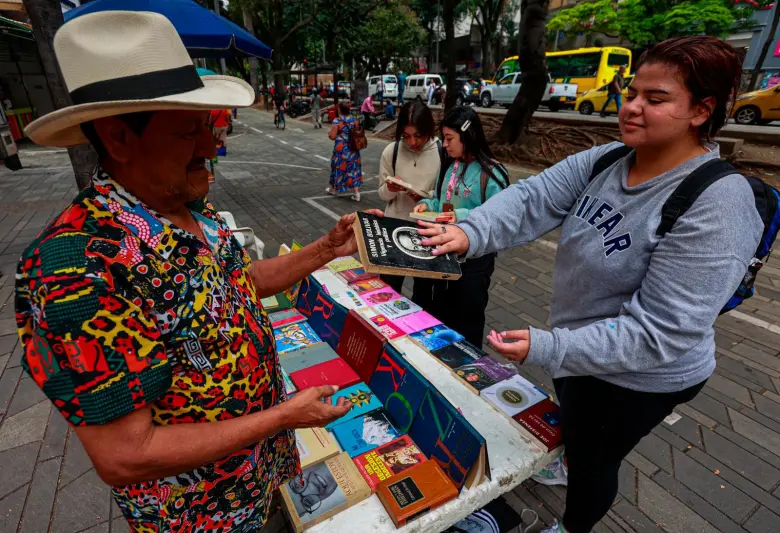 Heriberto Piedrahíta vende libros en la acera del edificio Gualanday, subiendo hacia el Mimos de La Playa. Instala el negocio antes de las 7:00 y extiende los libros uno tras otro a la vista de los transeúntes. FOTOS Manuel Saldarriaga