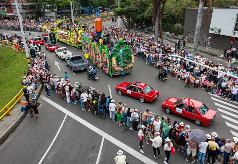 Desfile de autos clásicos y antiguos en Medellín 2025. FOTOS: MANUEL SALDARRIAGA