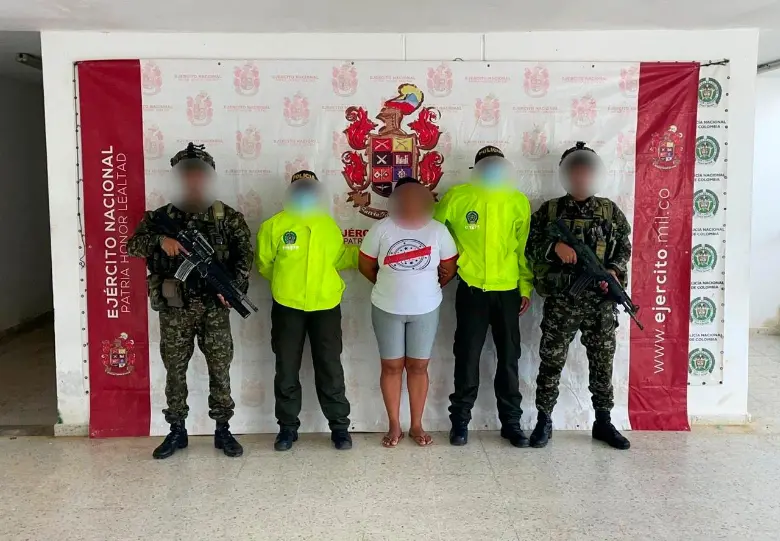 La mujer fue presentada ante las autoridades competentes para su judicialización. FOTO Cortesía Ejército