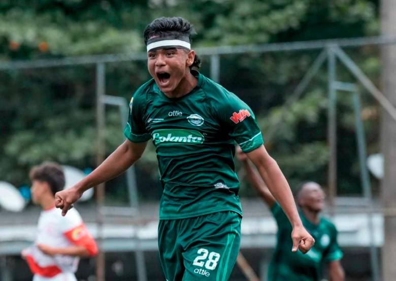 Los jugadores Roodny Palacios y Deyberson Berrío marcaron los goles con los que Antioquia venció a Atlántico en la final del Nacional Sub 13 en la cancha Marte 1. FOTO CORTESÍA LAF