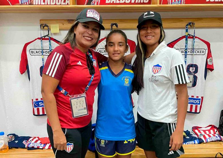 La entrenadora Sandra Narváez junto a Delsy y María Alejandra, el día del debut de la goleadora con Junior. FOTO CORTESÍA 
