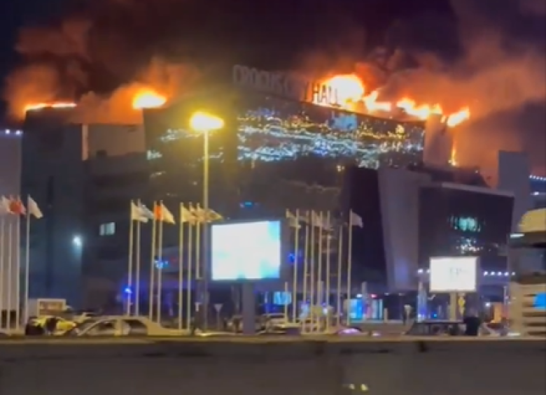 El Crocus City Hall se incendió luego de que los implicados del ataque lanzaran una bomba a las instalaciones, donde comenzaría un concierto. Foto: Captura de video.