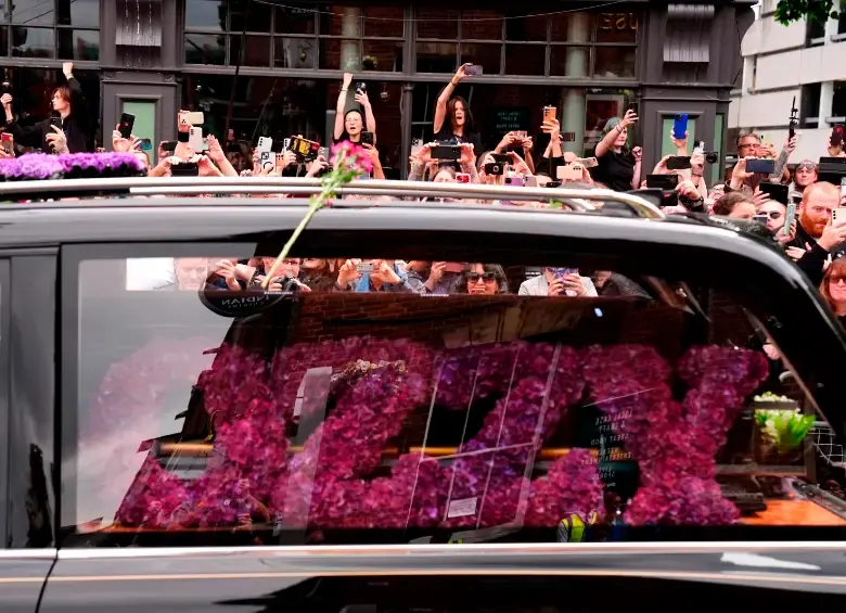 Fanáticos y familiares despidieron a Ozzy Osbourne en un emotivo funeral celebrado en Birmingham, su ciudad natal, el 30 de julio de 2025. FOTO Getty