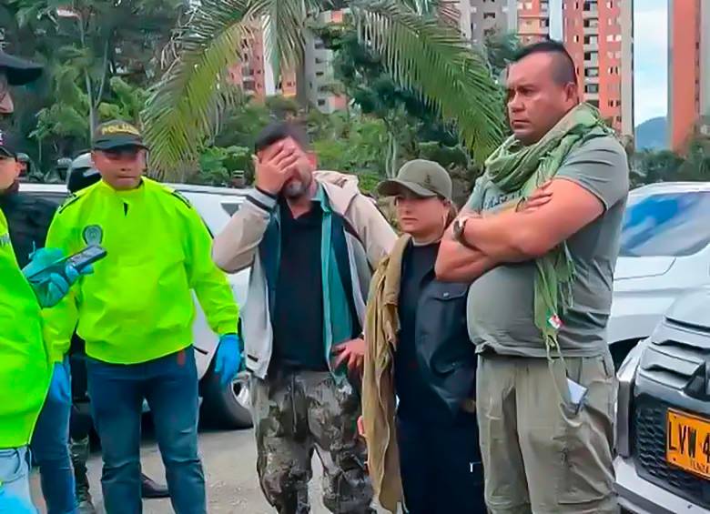 El 23 de julio de 2024, en instalaciones militares de Bello, fueron reseñados alias Calarcá y alias Erika, su pareja, tras ser capturados junto a cinco disidentes más en una caravana con vehículos de protección de la UNP en Anorí, Antioquia. FOTO Captura de video