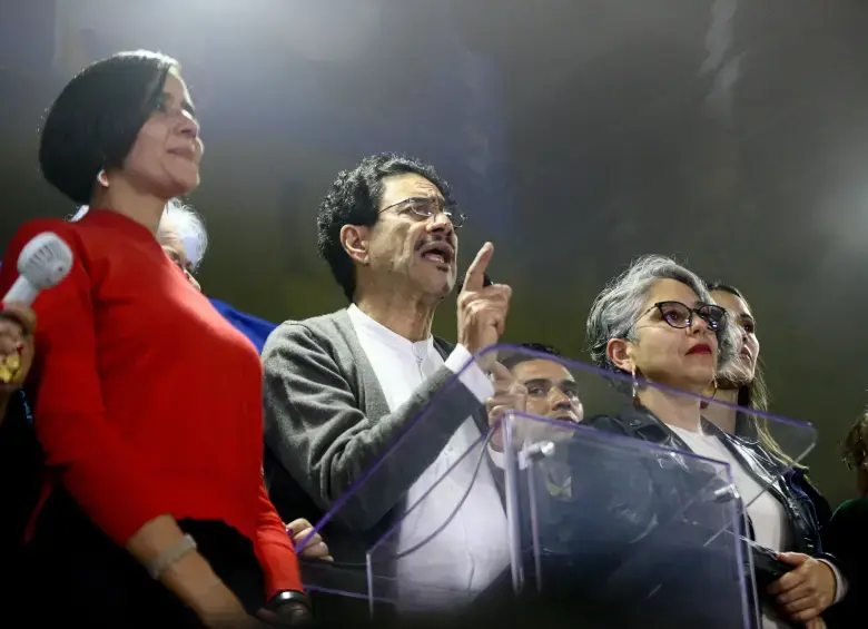 Iván Cepeda aprovechó su espacio en la sede del Polo Democrático para agradecer a quienes apoyaron la jornada electoral y dijo que el presidente Petro es su “guía”. Foto: Colprensa-Lina Gasca)