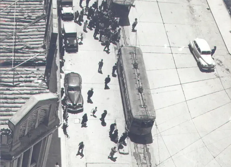 Fotografía del tranvía pasando por el Centro. Foto: archivo El Colombiano