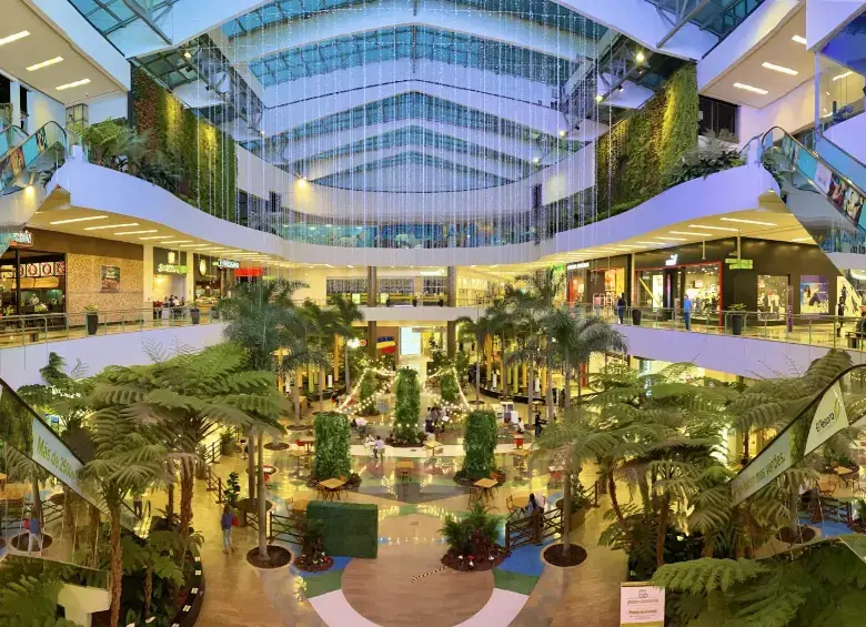 El Tesoro tienen más de 420 marcas en sus espacios, dos torres médicas con más de 200 consultorios, el segundo hotel más grande de la ciudad, un centro de eventos y un teatro.
