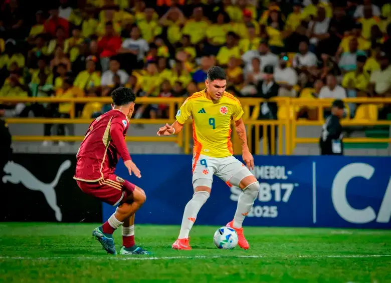 El futbolista antioqueño Santiago Londoño fue el goleador de la Selección Colombia en el Sudamericano de la categoría que se jugó a inicios de año en nuestro país. Foto: Cortesía FCF  El futbolista antioqueño Santiago Londoño fue el goleador de la Selección Colombia en el Sudamericano de la categoría que se jugó a inicios de año en nuestro país. Foto: Cortesía FCF