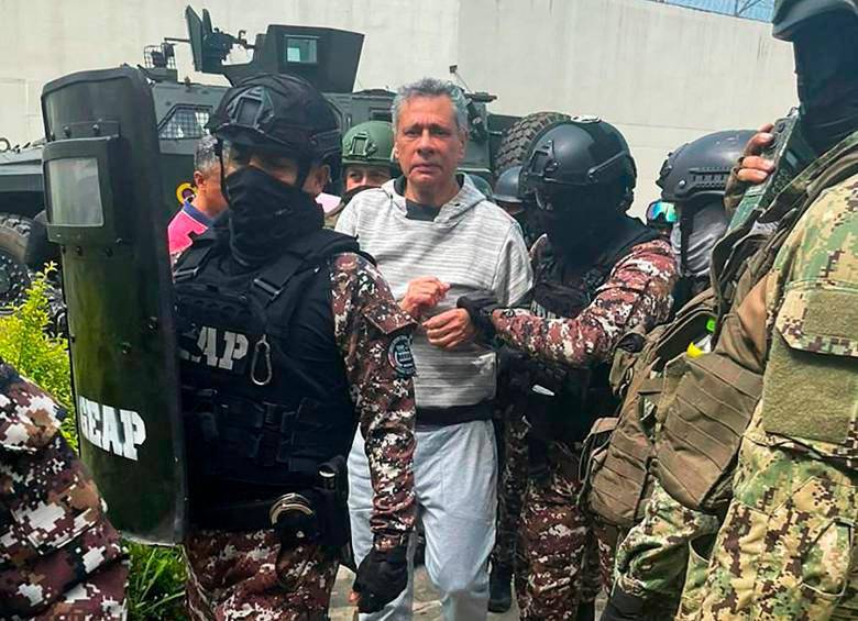 Glas fue capturado el viernes 5 de abril durante un asalto policial a la embajada mexicana en Quito, lo que desencadenó una crisis diplomática entre México y Ecuador. FOTO: AFP