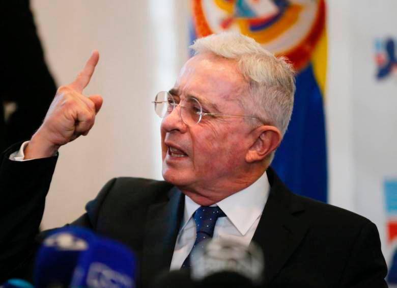 Esta posición del expresidente Uribe coincide con su llamado a juicio el pasado 9 de abril por presunto soborno a testigos y fraude procesal. FOTO: Colprensa