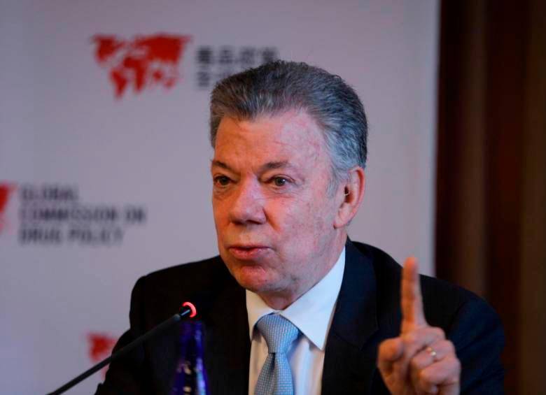 Santos reclama por posición ambivalente de Petro frente a crisis en