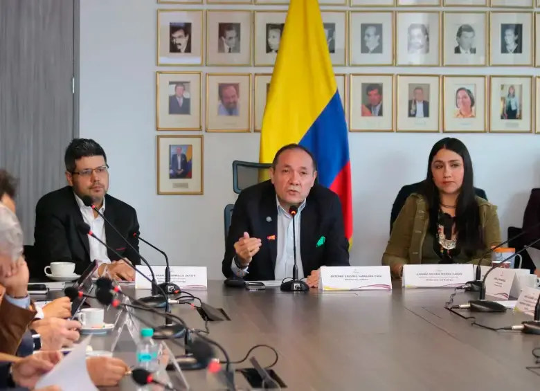 Ministro de Trabajo, Antonio Sanguino, sostuvo que la mesa de concertación llegó a un acuerdo, pero la mayor parte de los gremios lo desmintieron. FOTO MINTRABAJO