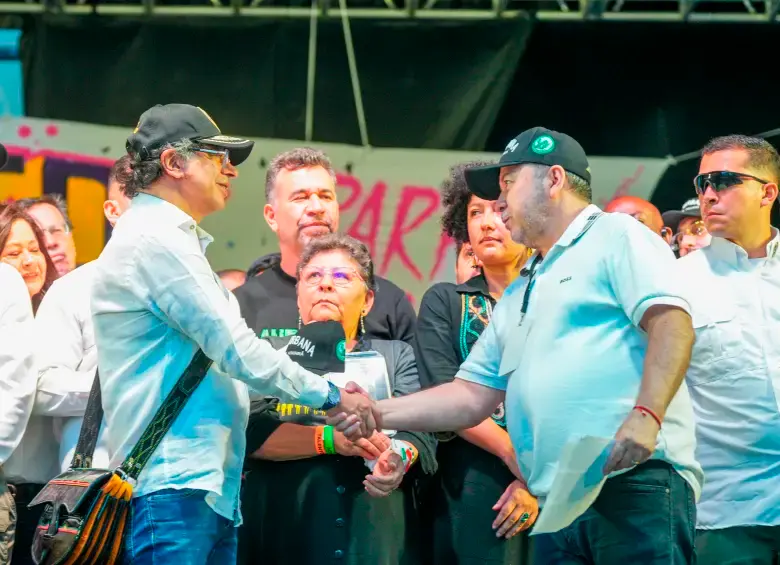 El presidente Gustavo Petro y Jorge Vallejo, vocero de las bandas del Valle de Aburrá, en la tarima de la plazoleta de La Alpujarra, en Medellín. FOTO: CORTESÍA DE PRESIDENCIA.