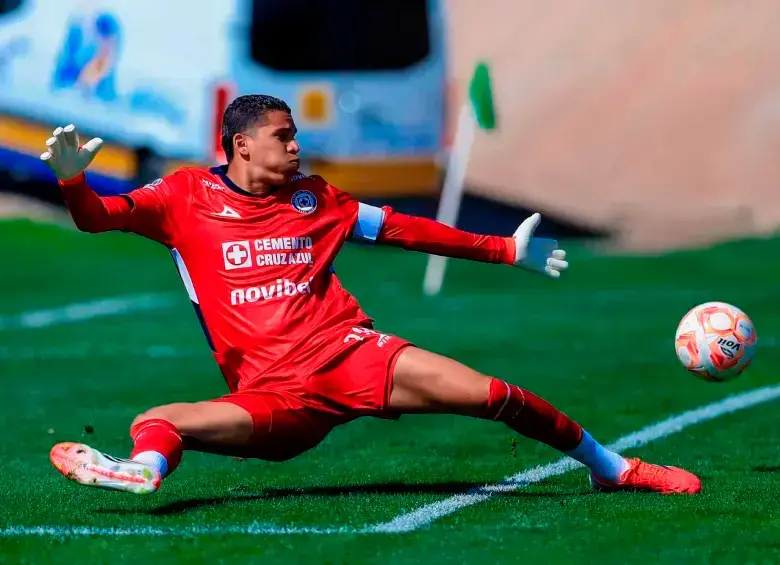 El futbolista colombiano Kevin Mier ataja desde enero del 2024, cuando fue confirmado como refuerzo de ese club . Foto: tomada del x de @CruzAzul
