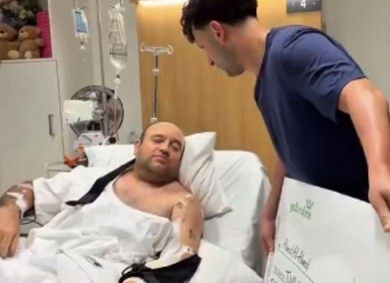 Ahmed al Ahmed recibió la millonaria donación en el hospital mientras se recupera de las heridas que sufrió al enfrentar a los dos terroristas que asesinaron a 15 personas en Australia. FOTO: CAPTURA DE VIDEO