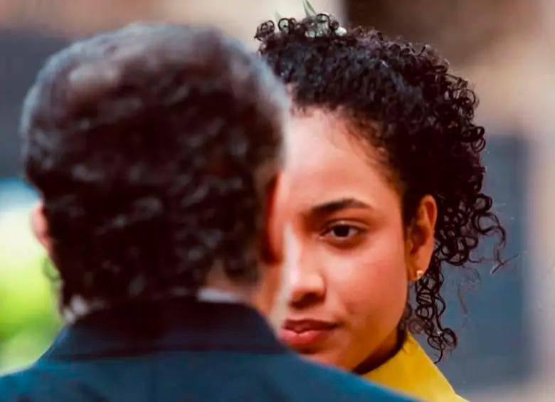 La primera vez que el país la conoció, Juliana Guerrero sonreía nerviosamente hacia la cámara. El presidente Gustavo Petro la presentó en vivo, durante un consejo de ministros, y la describió como una joven rebelde. FOTO: REDES SOCIALES
