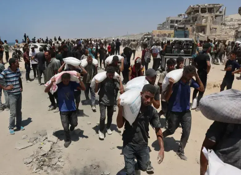 Historia de la desgarradora imagen de la mujer cargando a su bebé con desnutrición severa en medio de la hambruna en Gaza