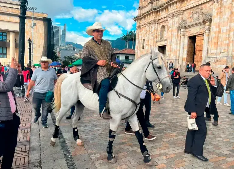 Alirio Barrera entró al congreso en su caballo en septiembre de 2022. FOTO CORTESÍA 